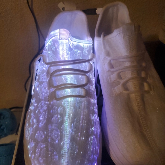 Shoes the light up at night and the size uk 40 us men 7  and us women 9.5 - Picture 2 of 11